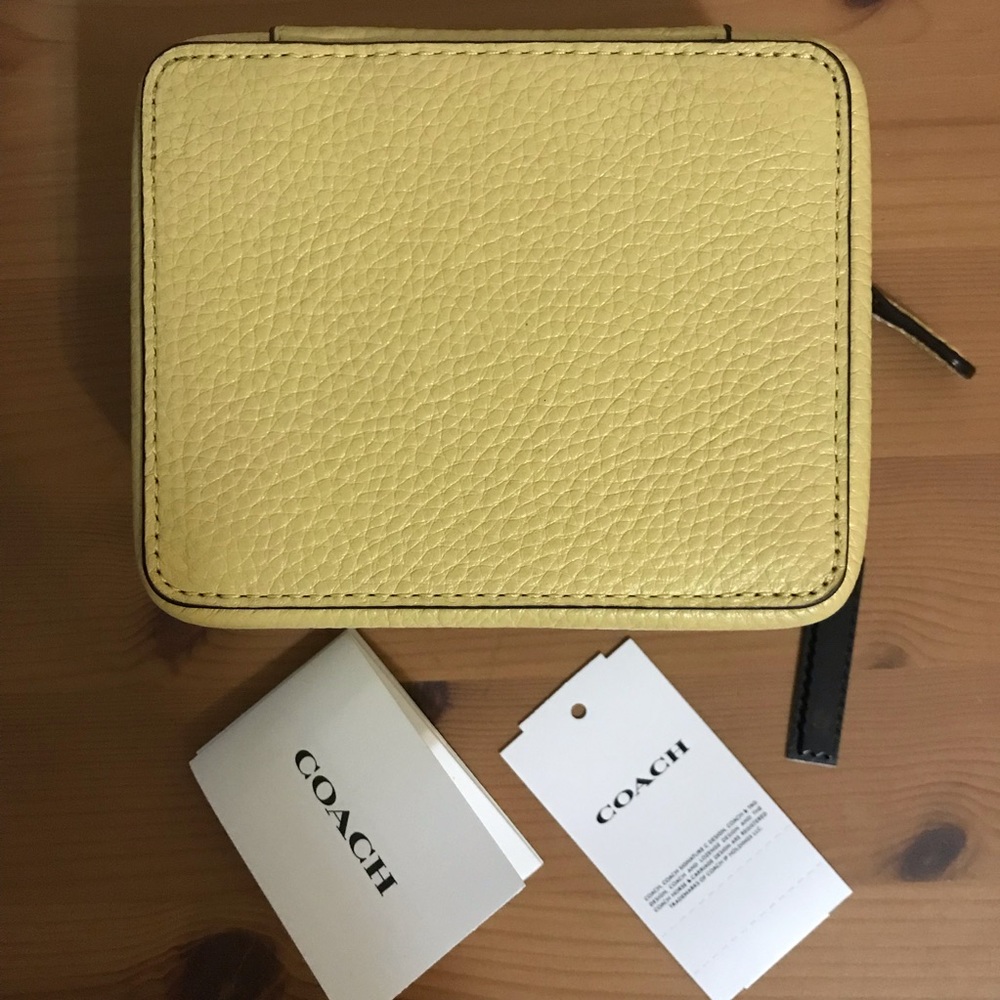 👸 ❤️ Coach Disney X Coach Large Jewelry Box With Belle - Picture 5 of 9